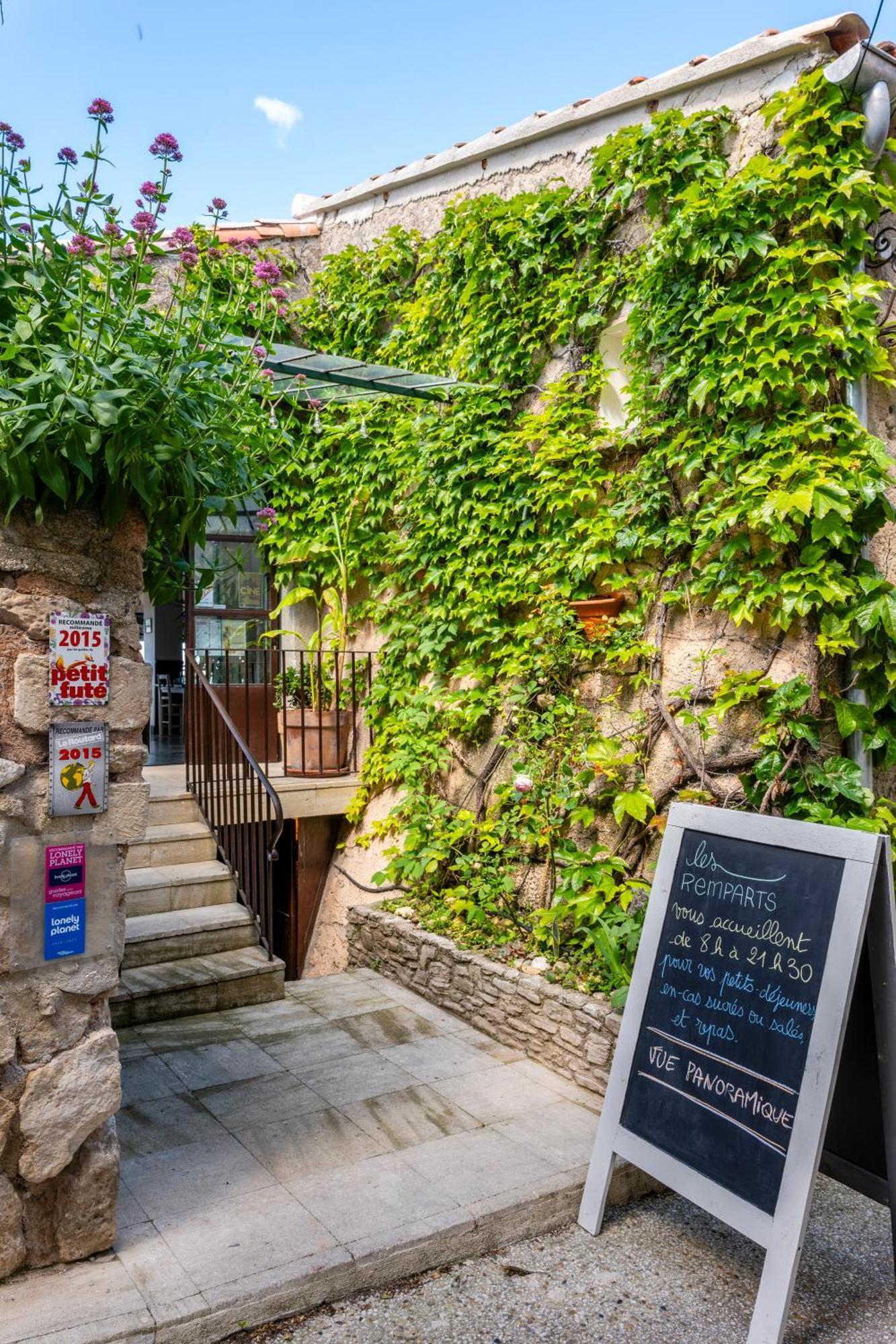 Hotel Restaurant Les Remparts Venasque Exterior foto